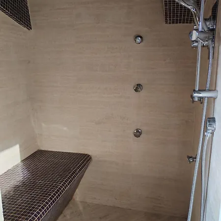 アパート Manin Private Spa, Luxury Very Close To The Sea, With Umbrella And Deckchairs Included ペスカーラ